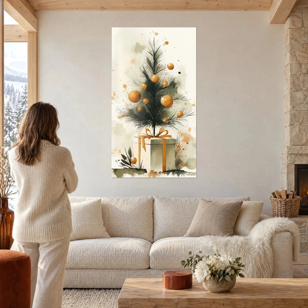 Tableau sapin élancé aux boules orange sur un cadeau à ruban moutarde, fond crème, femme de dos au-dessus d'un canapé dans un salon lumineux