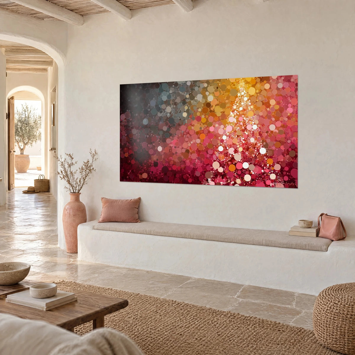 Cuadro árbol festivo de burbujas rosas y ámbar sobre fondo gris antracita, vista de tres cuartos, banco blanco y pared de piedra clara