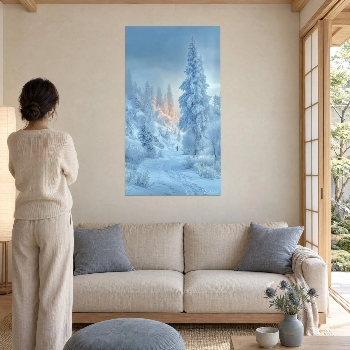 Schilderij reusachtige berijpte spar in gletsjerblauw, abrikoosgloed in de mist, boven een bank in een lichte woonkamer
