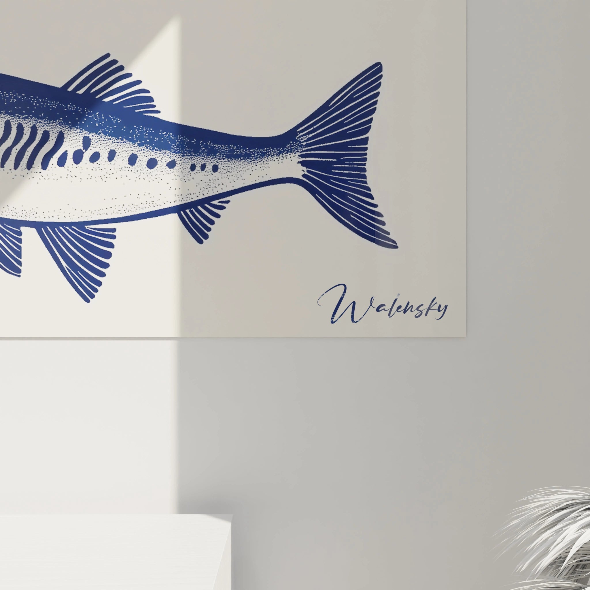 Un tableau sardines dans un style vintage montrant quatre spécimens vus de profil en bleu marine sur fond beige. Technique de dessin détaillée avec pointillisme subtil, nageoires finement représentées et petits points décoratifs entre les poissons.
