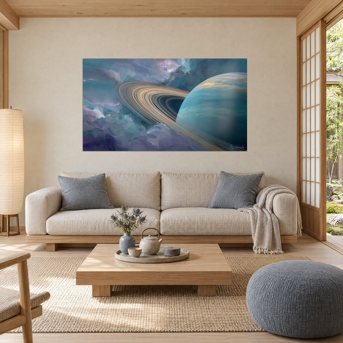 Tableau géante gazeuse bleu turquoise et ses anneaux ocre dorés dans des nuages mauves, au-dessus d'un canapé dans un salon lumineux