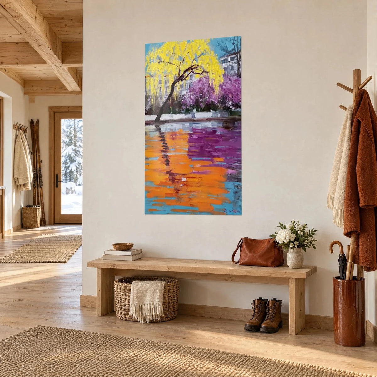 Gemälde Baum mit langen leuchtend gelben und lila blühenden Zweigen, orangefarbene Spiegelungen auf blauem Wasser, Dreiviertelansicht im Eingangsbereich des Chalets