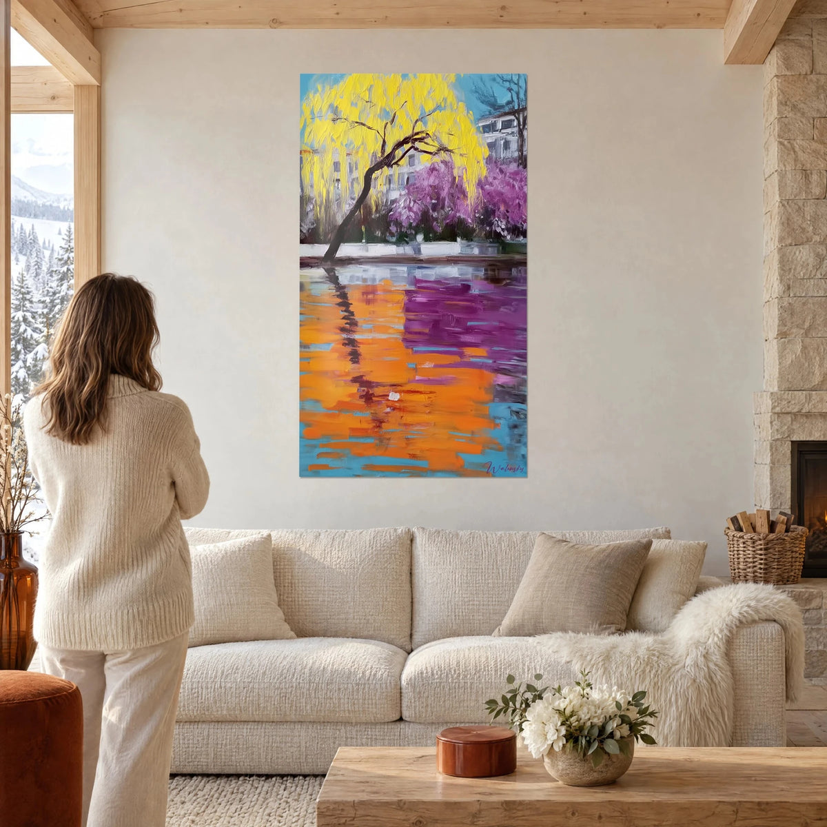 Gemälde Trauerweide mit zitronengelbem Laub über einem orangen und violetten See, über einem Sofa in einem hellen Wohnzimmer