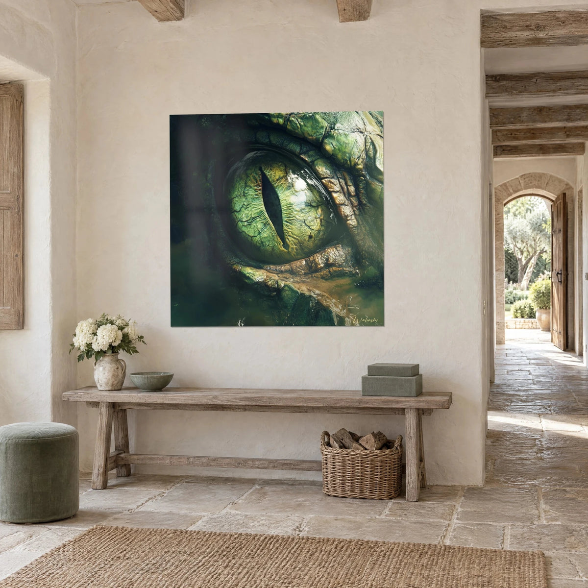 Cuadro iris de saurio con vetas amarillas sobre fondo verde oscuro, pasillo de piedra beige, vista de tres cuartos, consola de madera