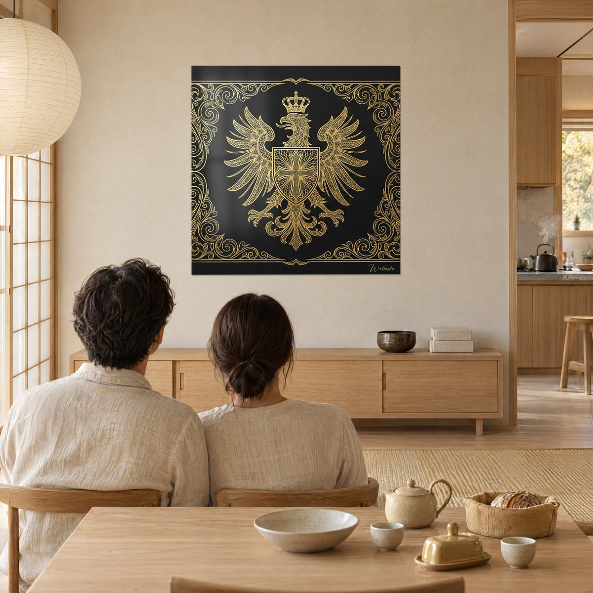 Quadro Stemma con aquila coronata, bordura di arabeschi dorati su nero profondo, una coppia seduta a tavola di spalle