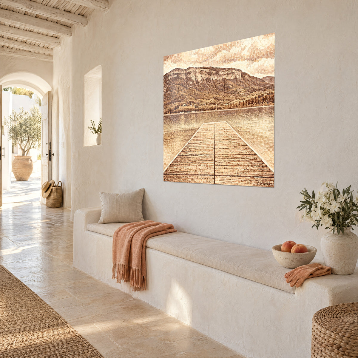 Montagne brune et eau beige d'un lac silencieux, au-dessus d'un canapé dans un salon lumineux