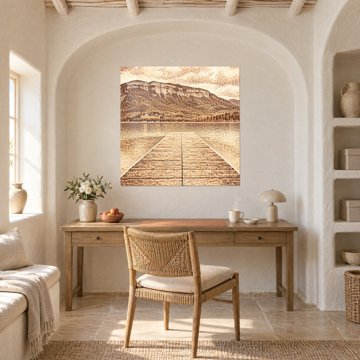 Cuadro panorámica de montaña sepia reflejada en un lago liso, muelle de bronce en primer plano, encima de un escritorio de madera clara