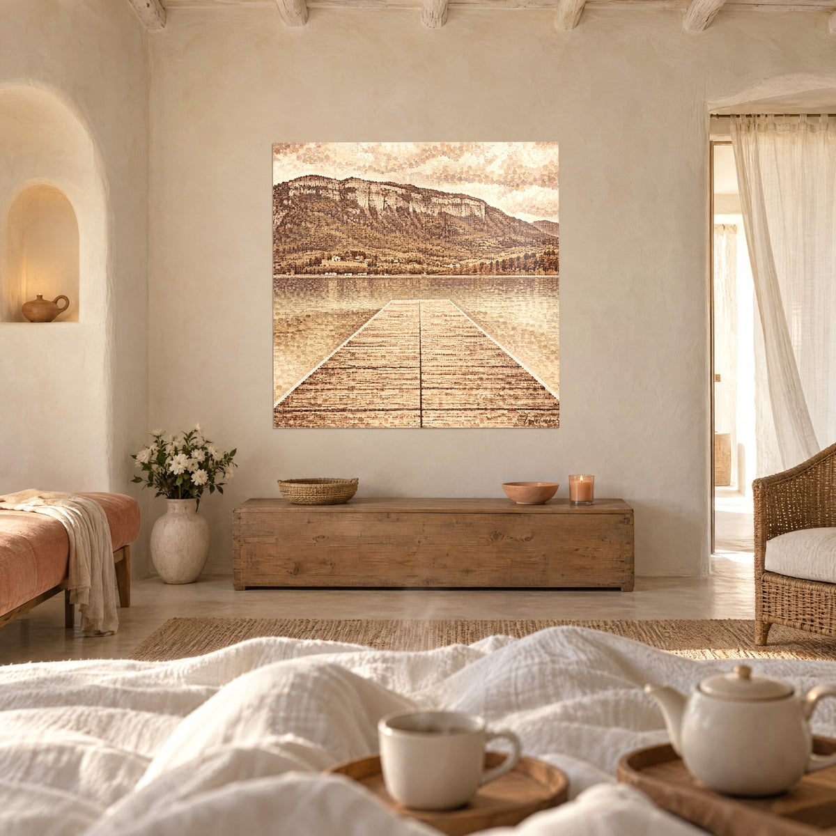 Cuadro muelle de madera sobre agua dorada frente a una montaña cobriza y nubes crema, encima de una cama en un dormitorio luminoso