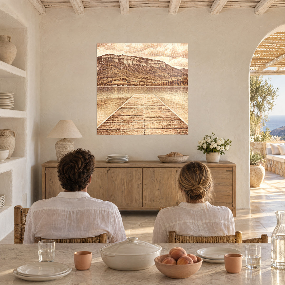 Cuadro pasarela de tablones ocres que conduce a una orilla parda, cielo crema y acantilado en mosaico de puntos, en un salón con arcos