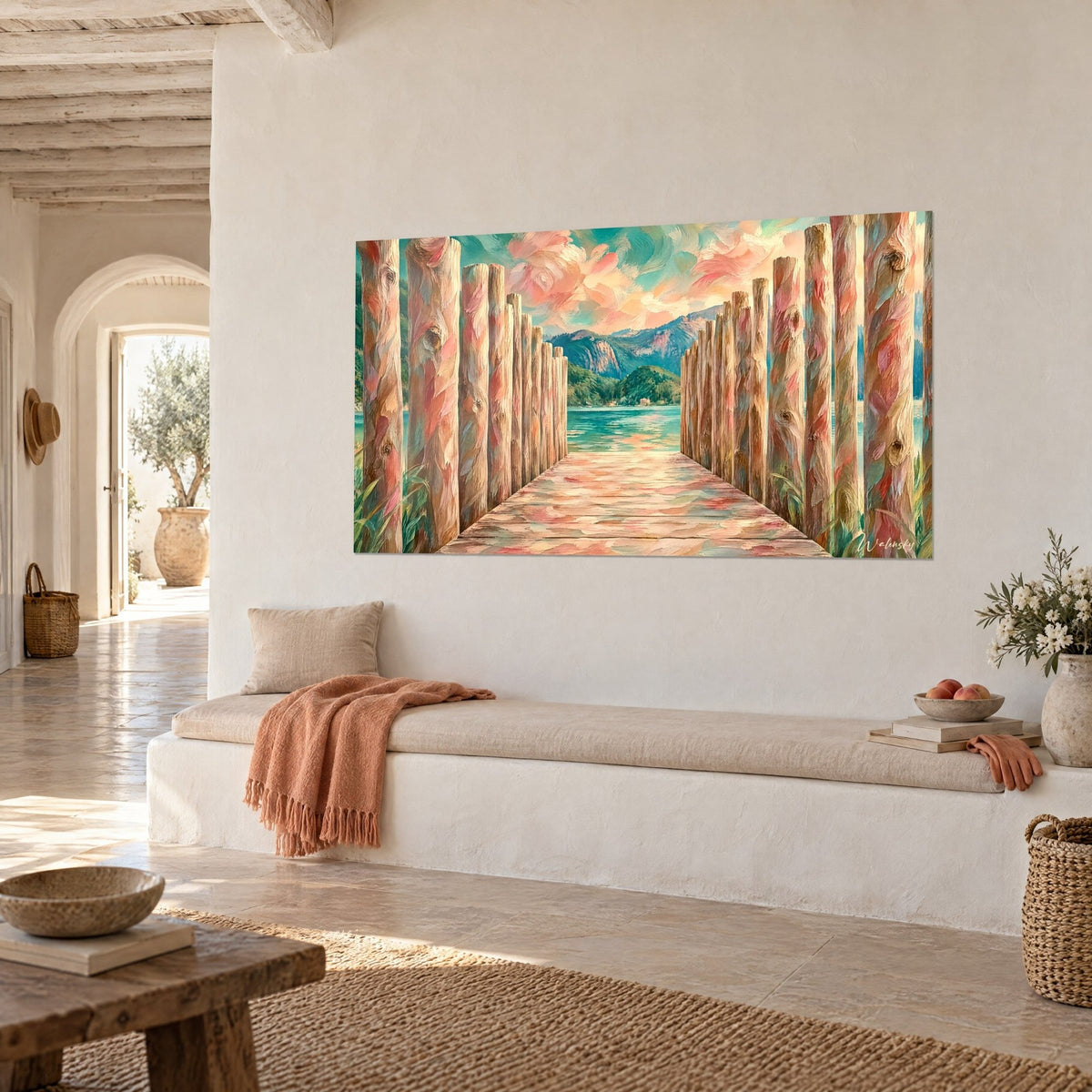 Schilderij laan van okerkleurige en koraalrode palen die naar een turquoise meer leidt, lucht van zalmkleurige penseelstreken, aan de muur van een witte kamer met gewelfd balkenplafond