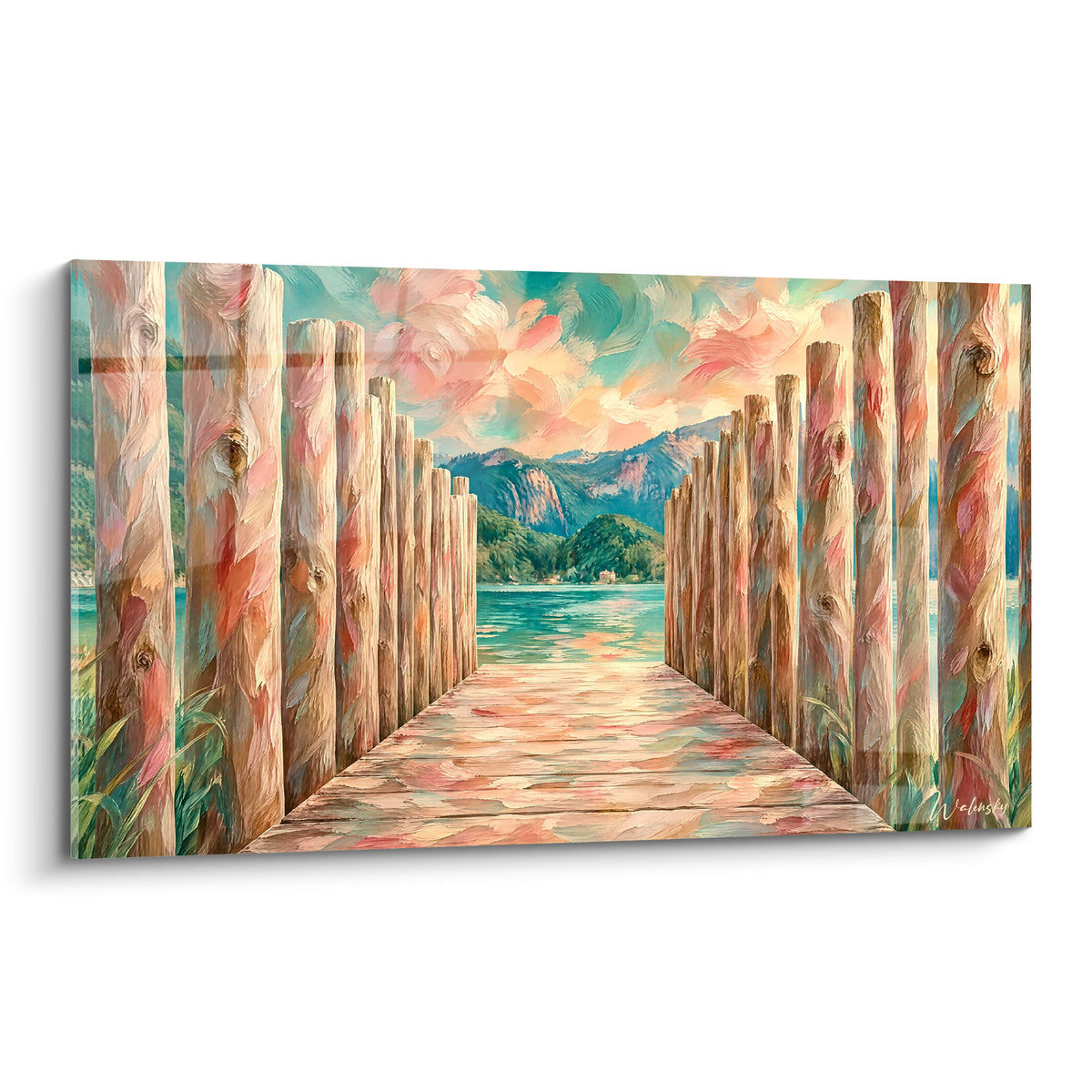 Schilderij houten steiger in roze en turquoise die naar een alpenmeer met groene en grijze bergen leidt