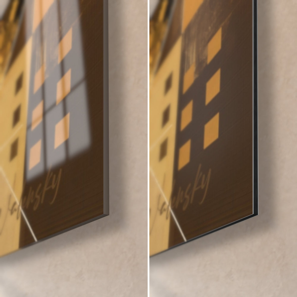 Tableau joueuse de saxophone en robe dorée, coin bas droit, verre acrylique brillant à gauche, alu Dibond mat ocre à droite, tranche de 3 mm