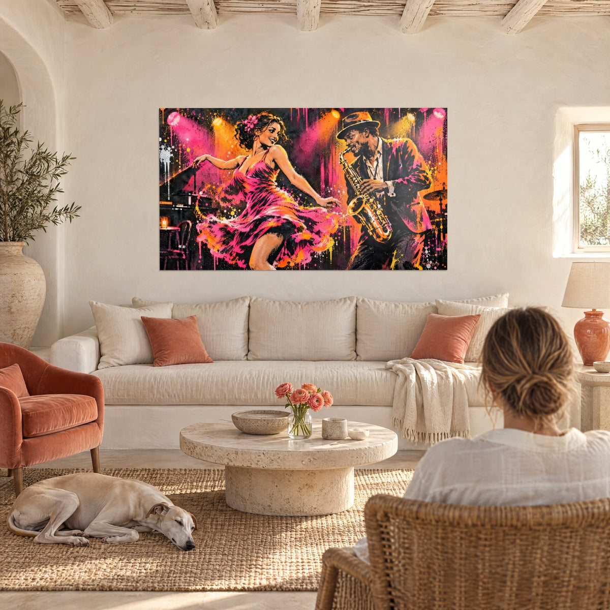 Tableau danseuse en robe rose tourbillonnante face à un saxophoniste doré, fond noir éclaboussé, au-dessus d'un canapé dans un salon lumineux