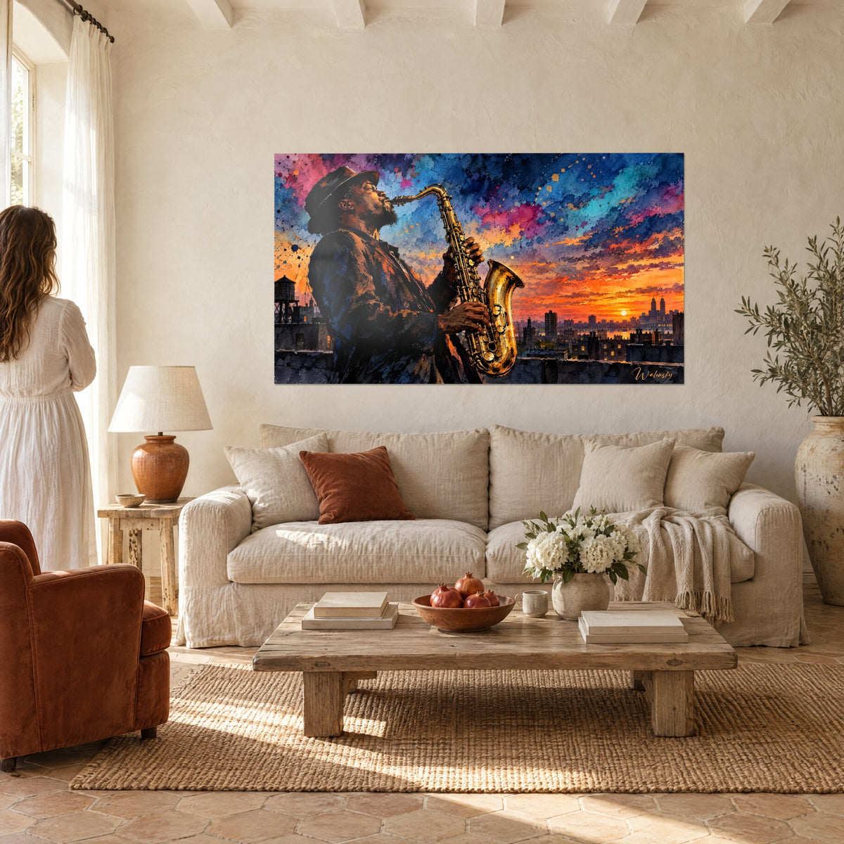 Tableau saxophoniste au chapeau soufflant dans son sax doré, ciel magenta et orange, au-dessus d'un canapé dans un salon lumineux