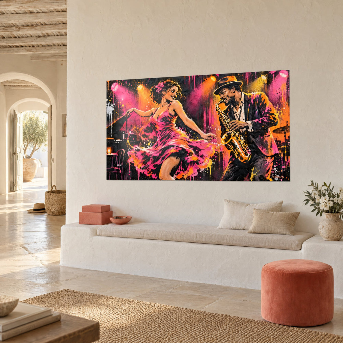 Tableau musicien au chapeau soufflant dans son saxophone doré, robe fuchsia et projecteurs orange, banquette blanche et pouf terracotta