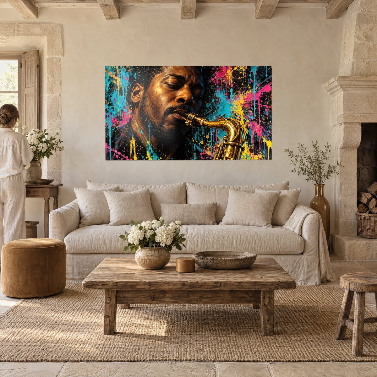 Tableau saxophoniste aux paupières closes, éclaboussures turquoise et roses sur fond noir, au-dessus d'un canapé dans un salon lumineux