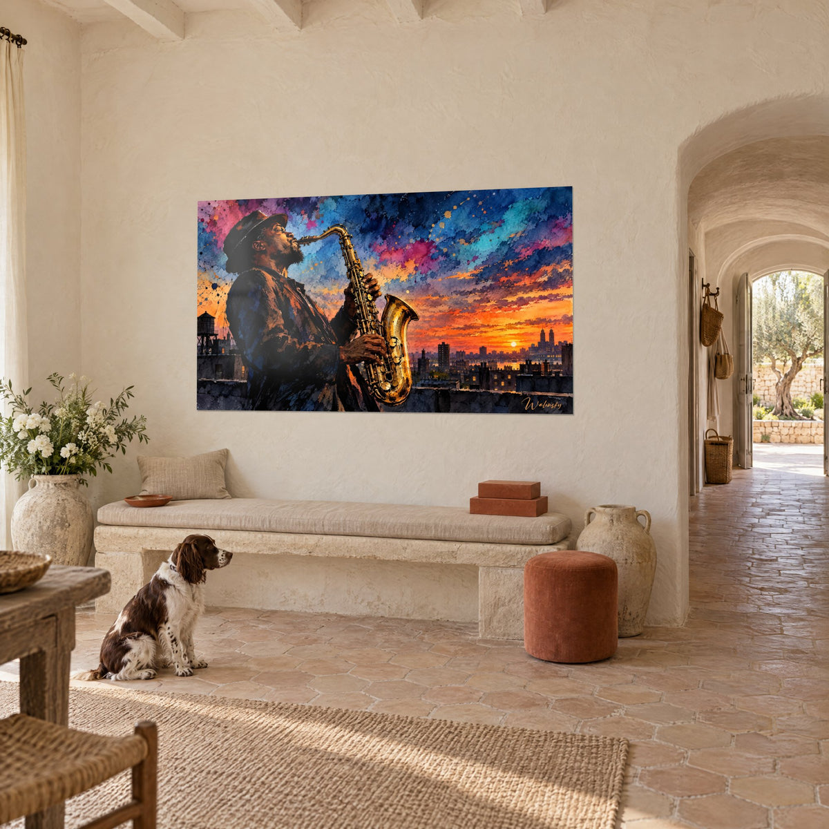 Tableau jazzman en profil jouant du saxophone, nuages bleu turquoise et rose, spaniel couché dans un mas provençal