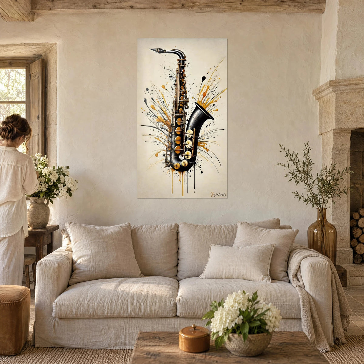 Schilderij tenorsaxofoon in zwart en messing, goudocker spatten op crèmekleurige achtergrond, boven een bank in een lichte woonkamer