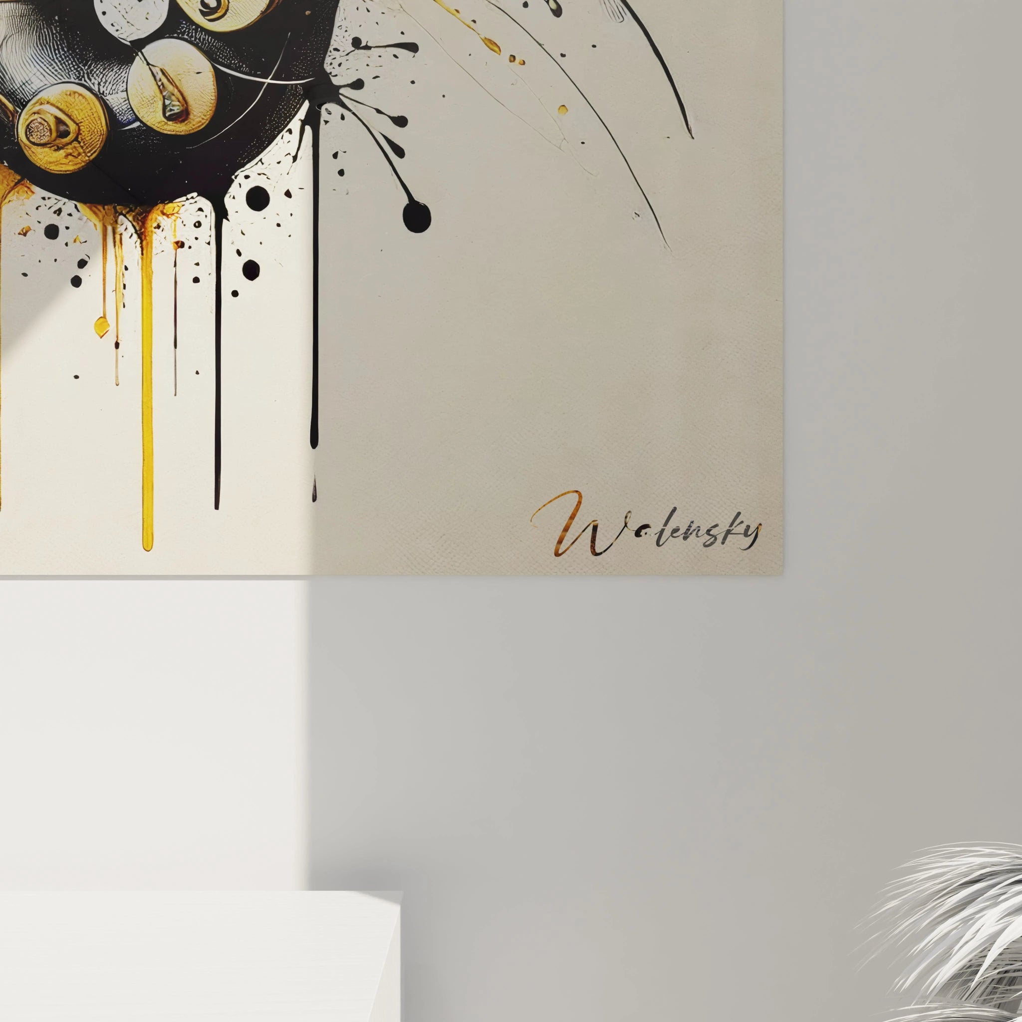 Détail rapproché d’un saxophone dans un tableau abstrait, avec des textures fluides et des formes éclatées en or et noir.
