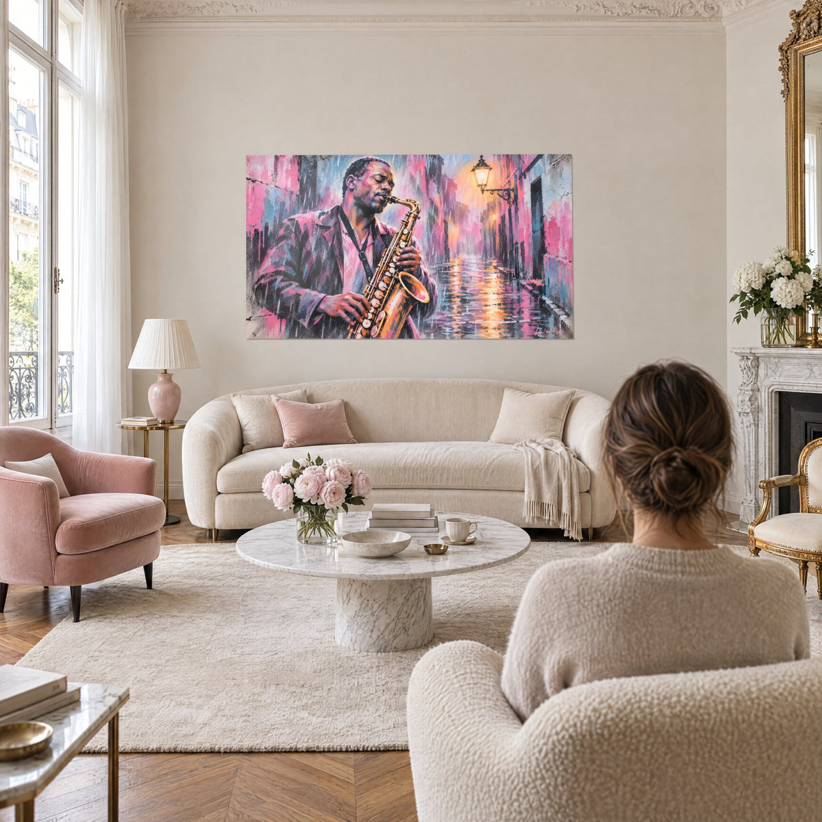 Tableau saxophoniste aux yeux clos sous la pluie, rose et orange doré, ruelle luisante, au-dessus d'un canapé dans un salon lumineux