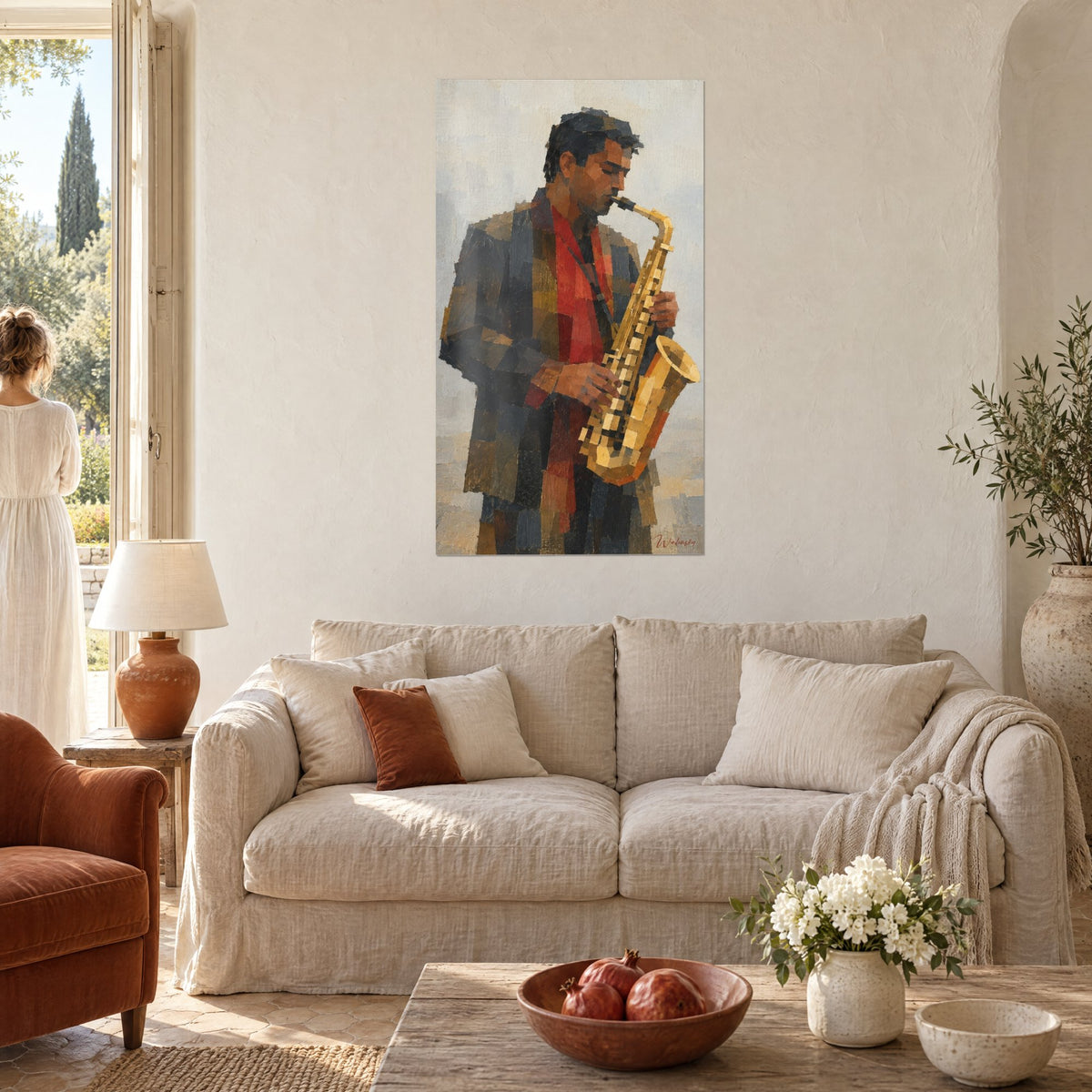 Tableau saxophoniste en veste anthracite et écharpe rouge, laiton doré, mur crème, au-dessus d'un canapé dans un salon lumineux