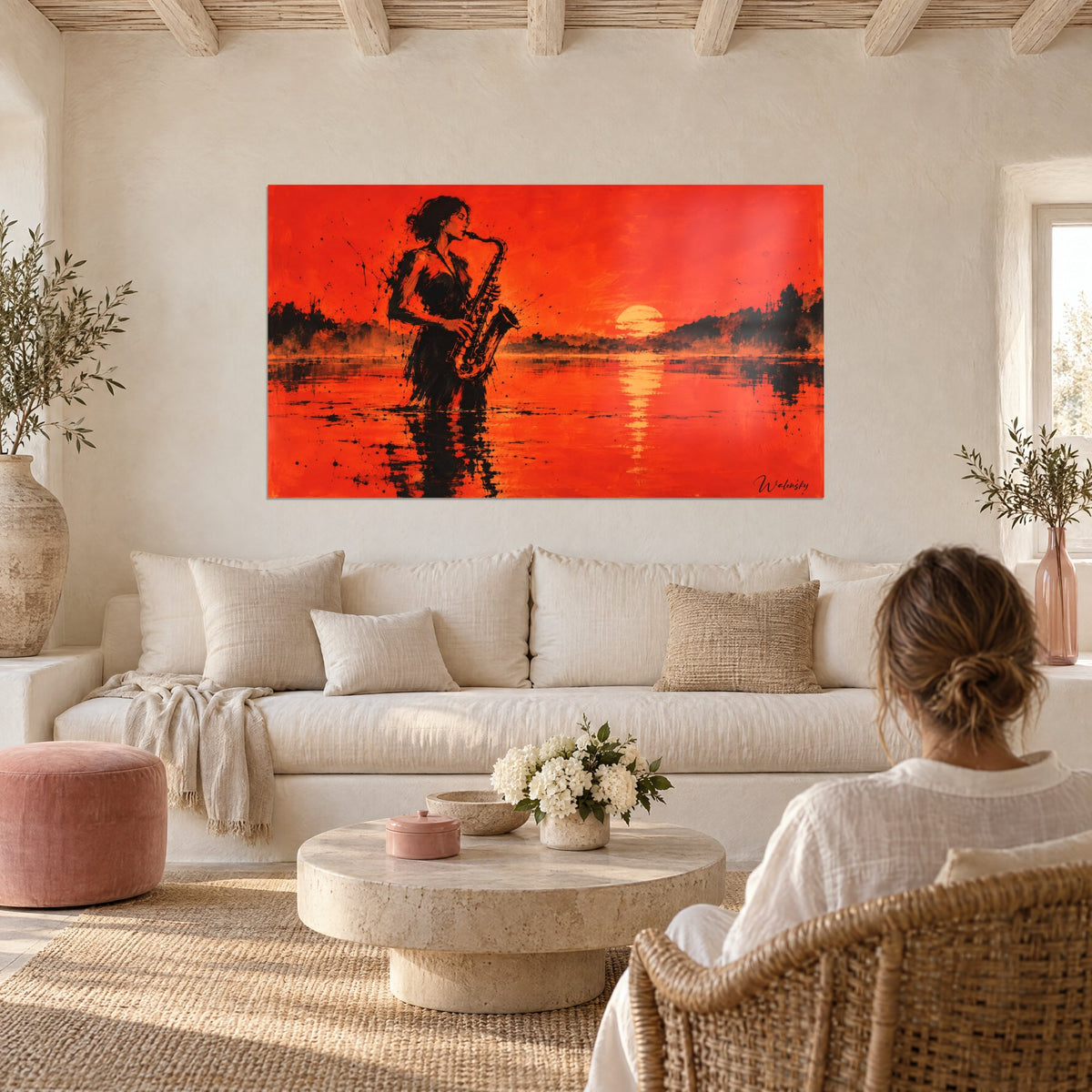 Tableau saxophoniste en robe noire jouant dans un lac vermillon, soleil orangé au loin, au-dessus d'un canapé dans un salon lumineux