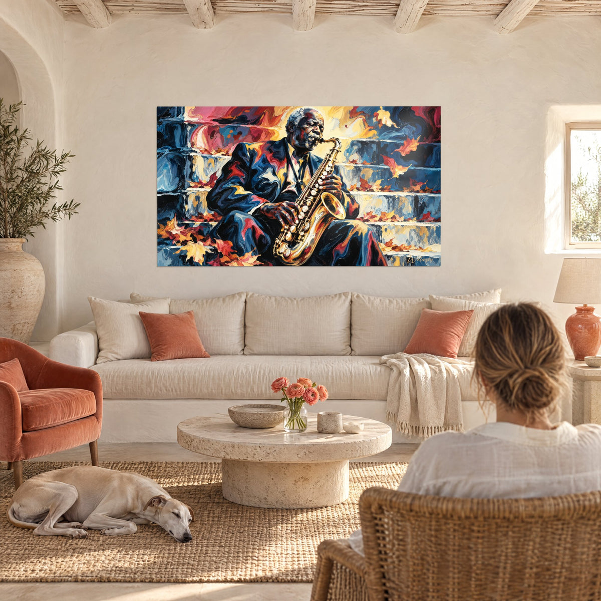 Tableau saxophoniste en costume marine tourbillonnant, cuivre doré et feuilles rouges, au-dessus d'un canapé dans un salon lumineux