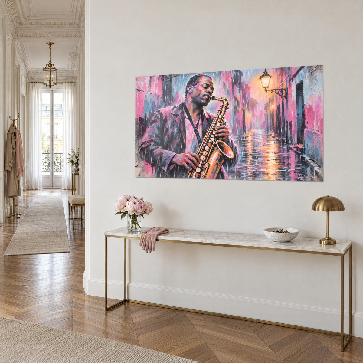 Tableau jazzman en veste mauve soufflant dans son saxo cuivré, lampadaire ambré, murs rose et bleu, sur un mur blanc de couloir