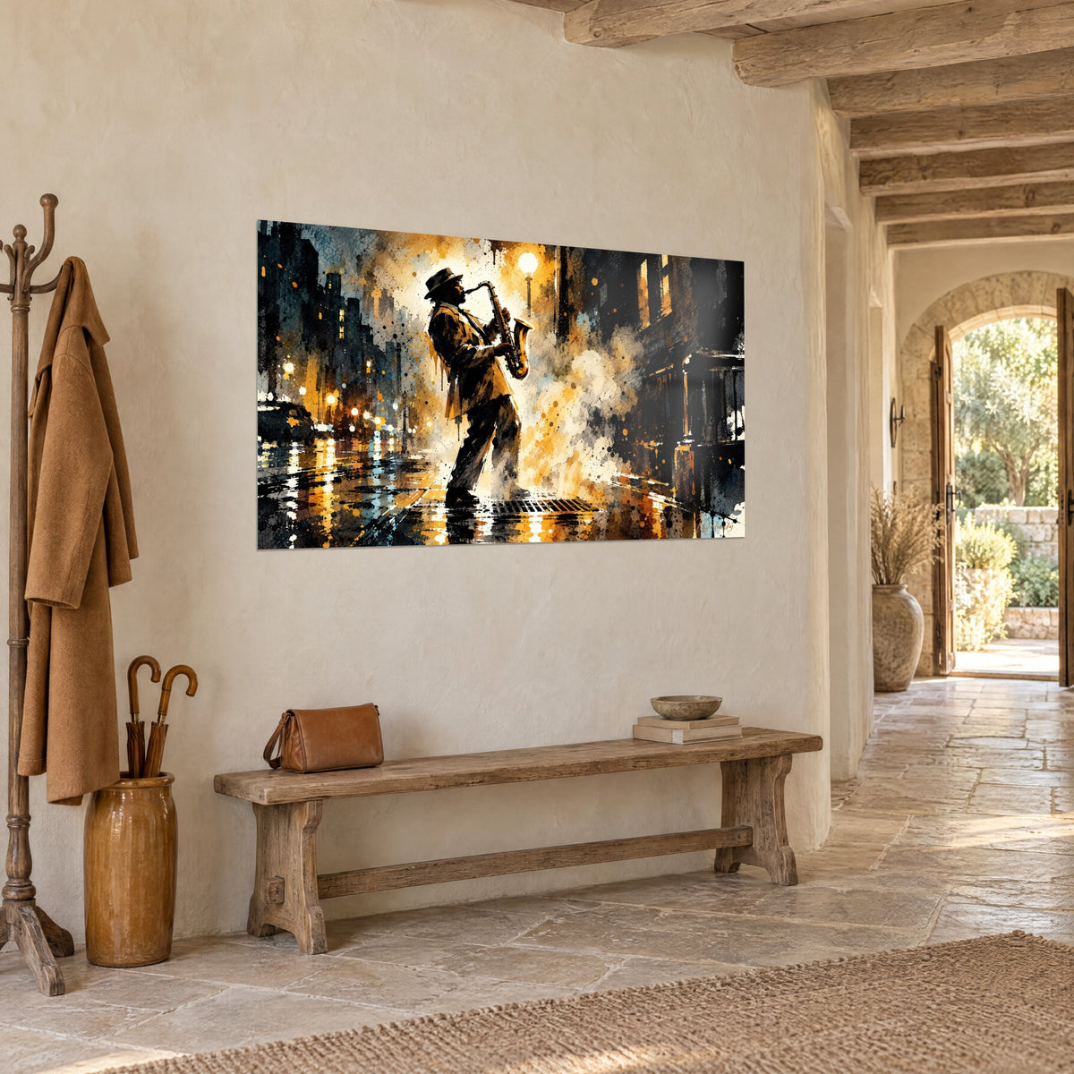 Tableau jazzman penché en arrière, trench ocre et fond bleu nuit, lampadaire en halo, vu de trois-quarts dans une entrée en pierre