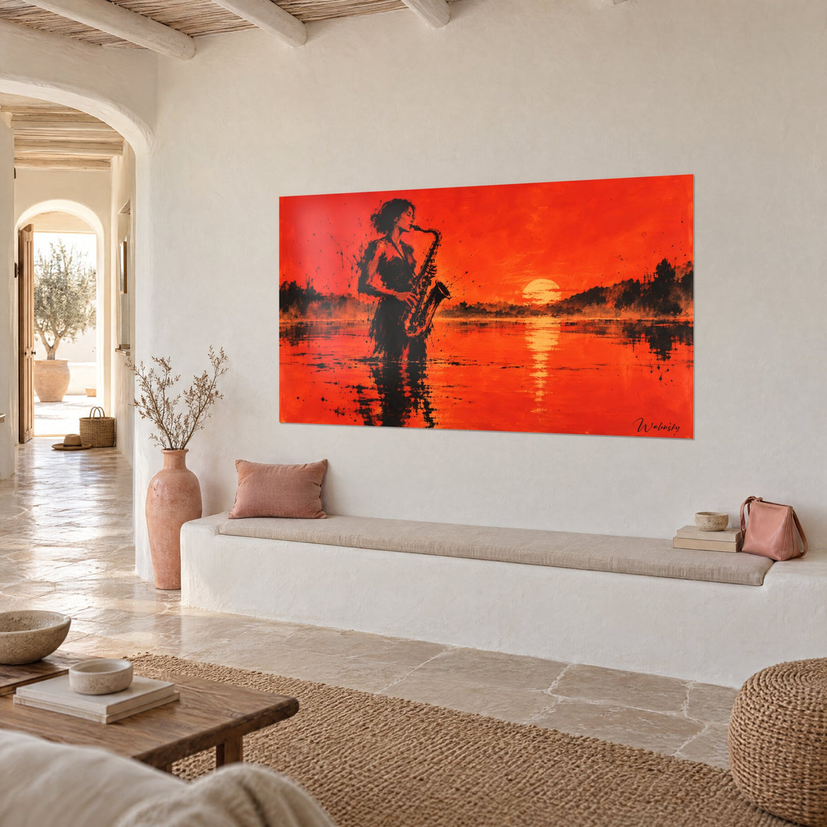 Tableau musicienne de jazz silhouettée à l'encre noire, ciel écarlate et reflets ocre sur l'eau, mur blanc d'une maison méditerranéenne