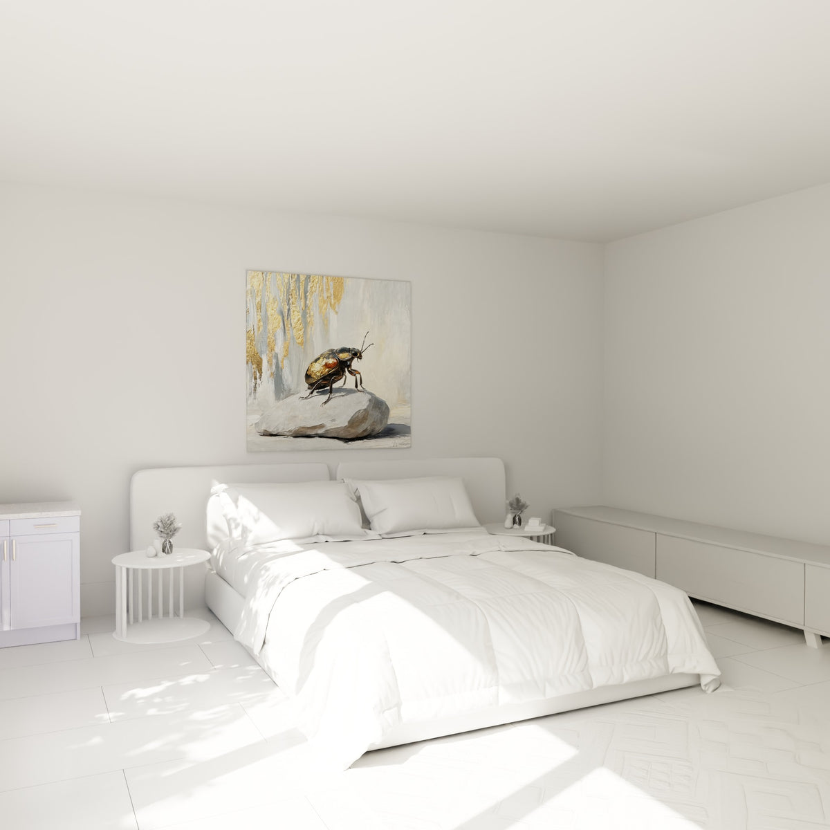 Insecte doré aux pattes fines posé sur pierre grise, au-dessus d'un lit dans une chambre claire