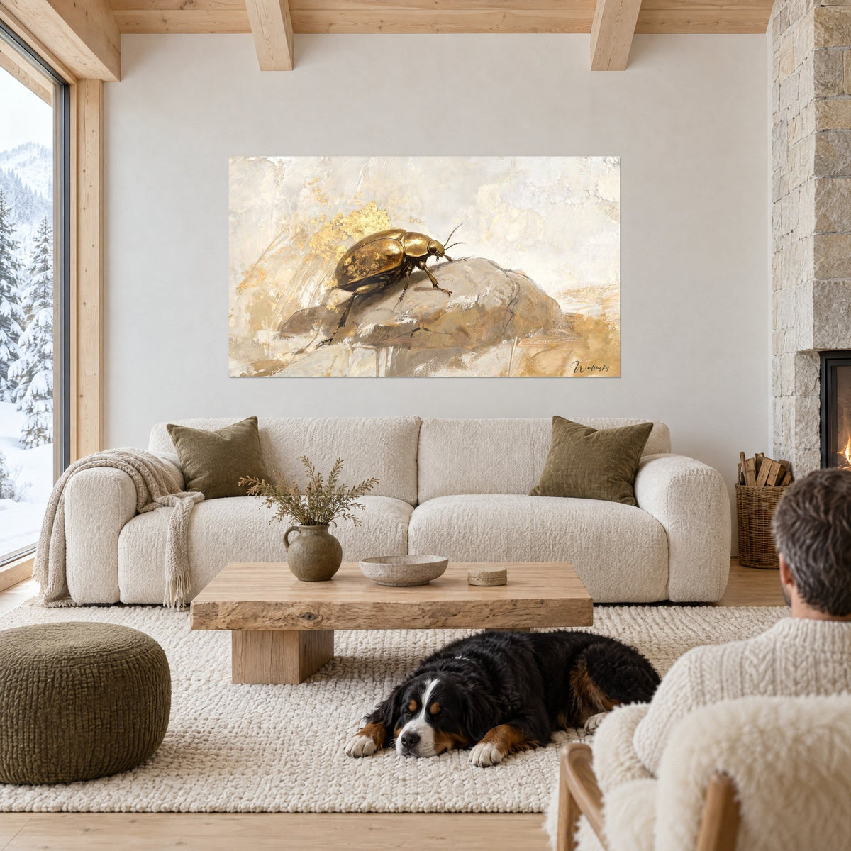 Tableau scarabée doré à carapace brillante sur roche beige, touches blanches, chien noir endormi, au-dessus d'un canapé dans un salon lumineux