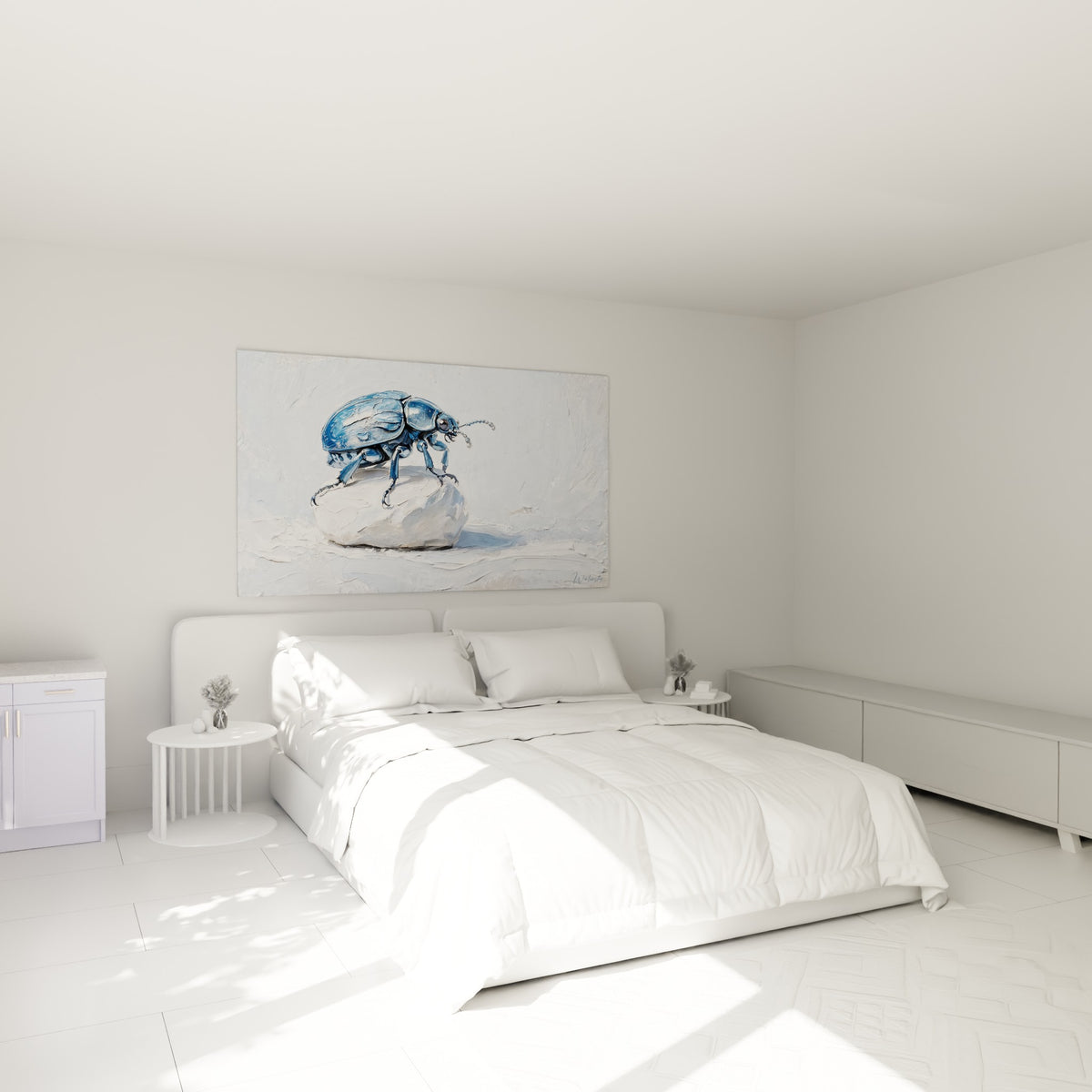 Insecte bleu argenté gravissant un galet blanc texturé, au-dessus d'un lit dans une chambre claire