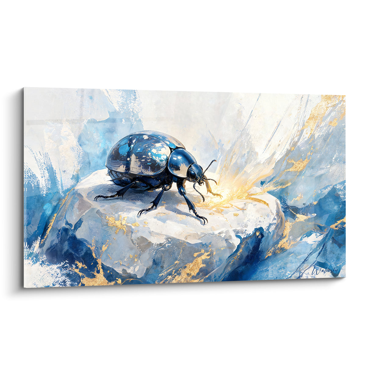 Scarabé bleu marine à carapace nacrée, éclats dorés sur roche blanche fissurée