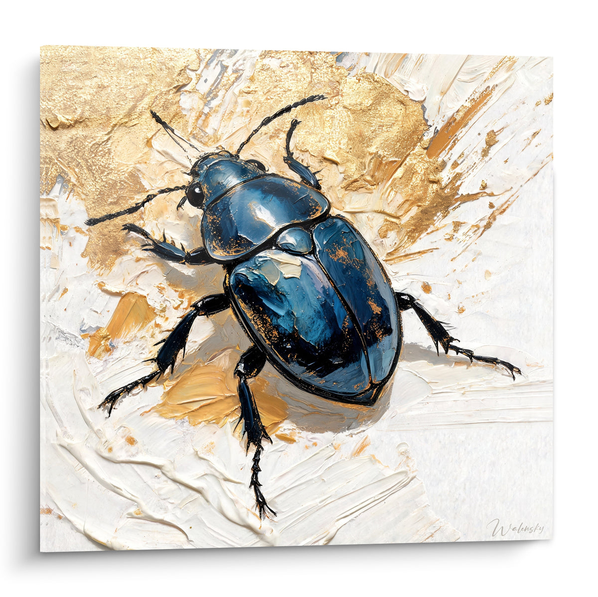 Scarabé bleu marine et doré peint en relief sur fond blanc texturé, carapace brillante et détaillée