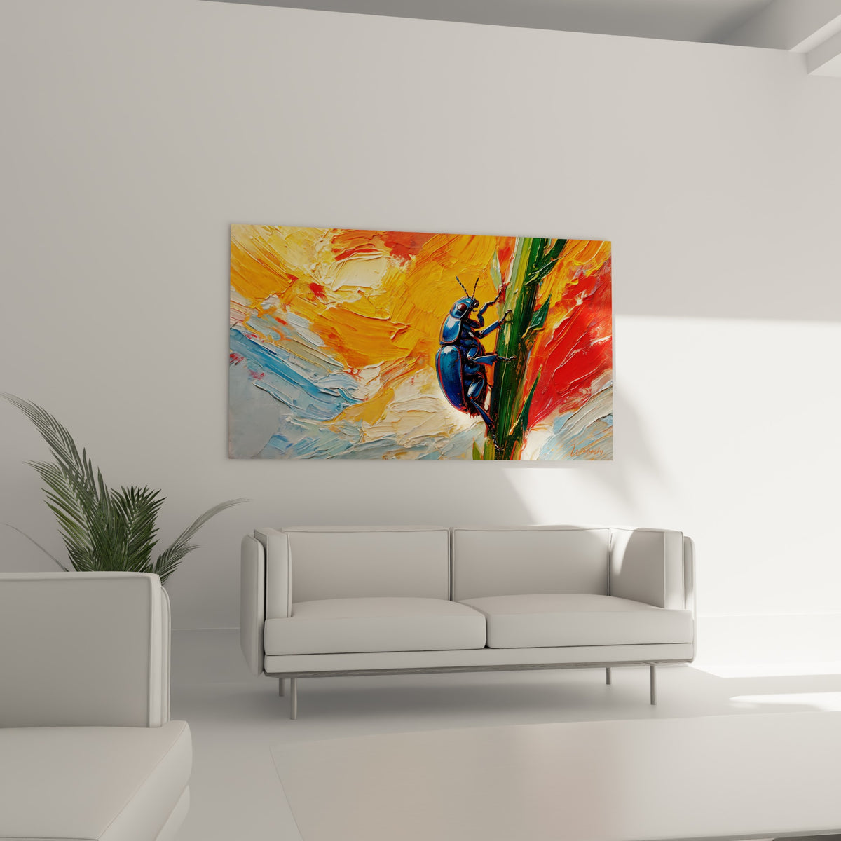 Petit être bleu marine escaladant une plante verte sur fond rouge et doré, au-dessus d'un canapé dans un salon lumineux
