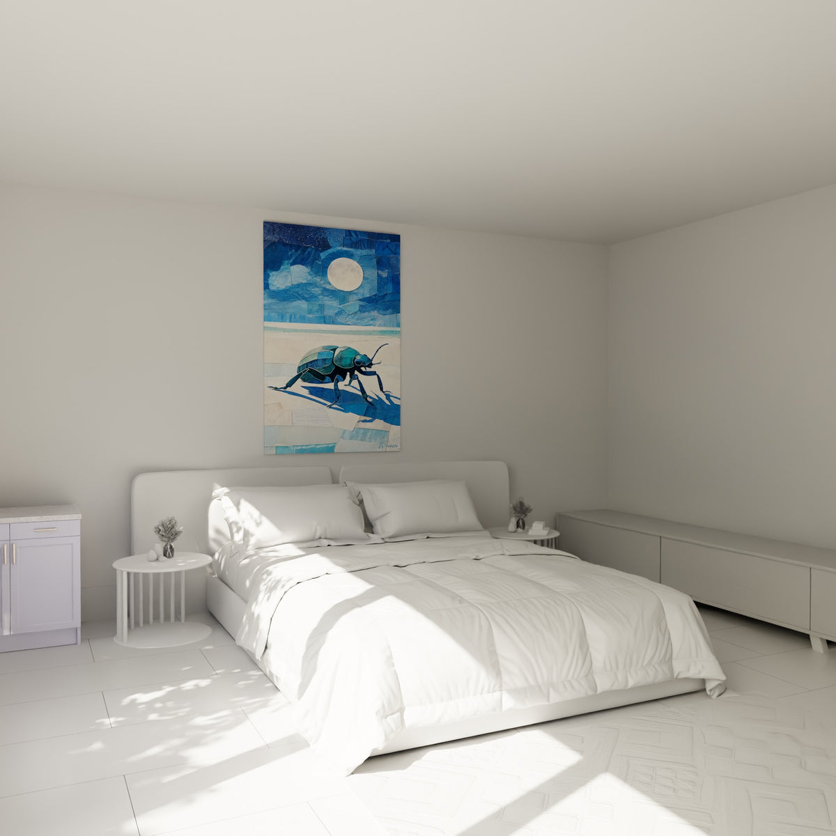 Insecte vert et bleu nuit traversant une plage pâle sous la lune, au-dessus d'un lit dans une chambre claire