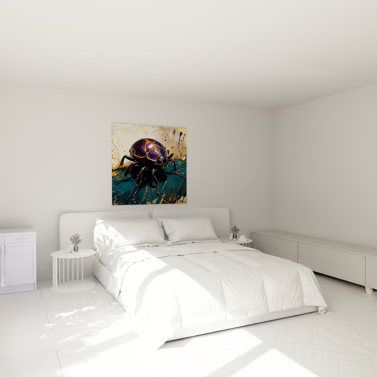 Carapace violette et dorée du scarabé au-dessus d'un lit dans une chambre claire et épurée