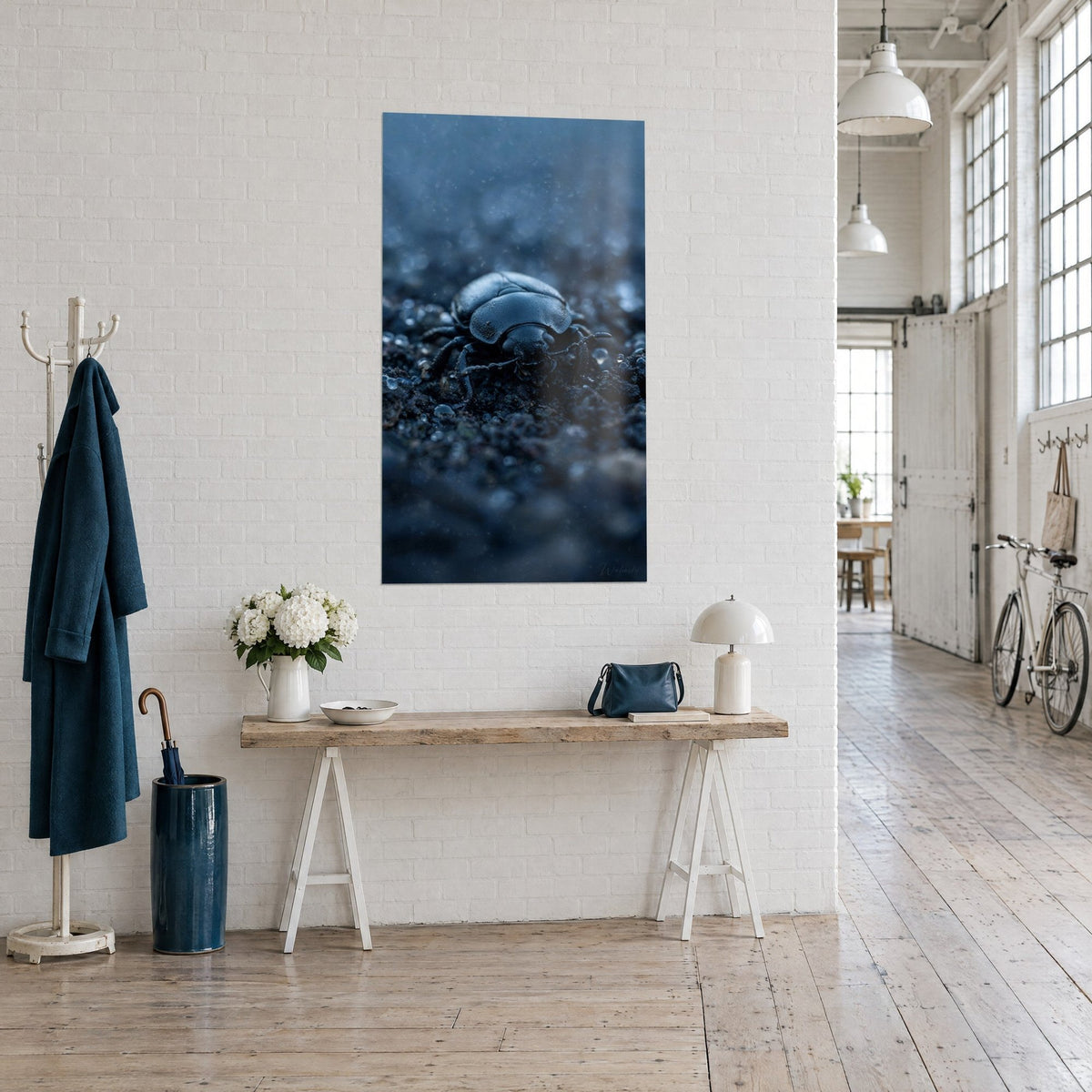 Tableau coléoptère à la carapace sombre brillante, antennes perlées, terre humide bleu marine et gris, loft d'artiste lumineux