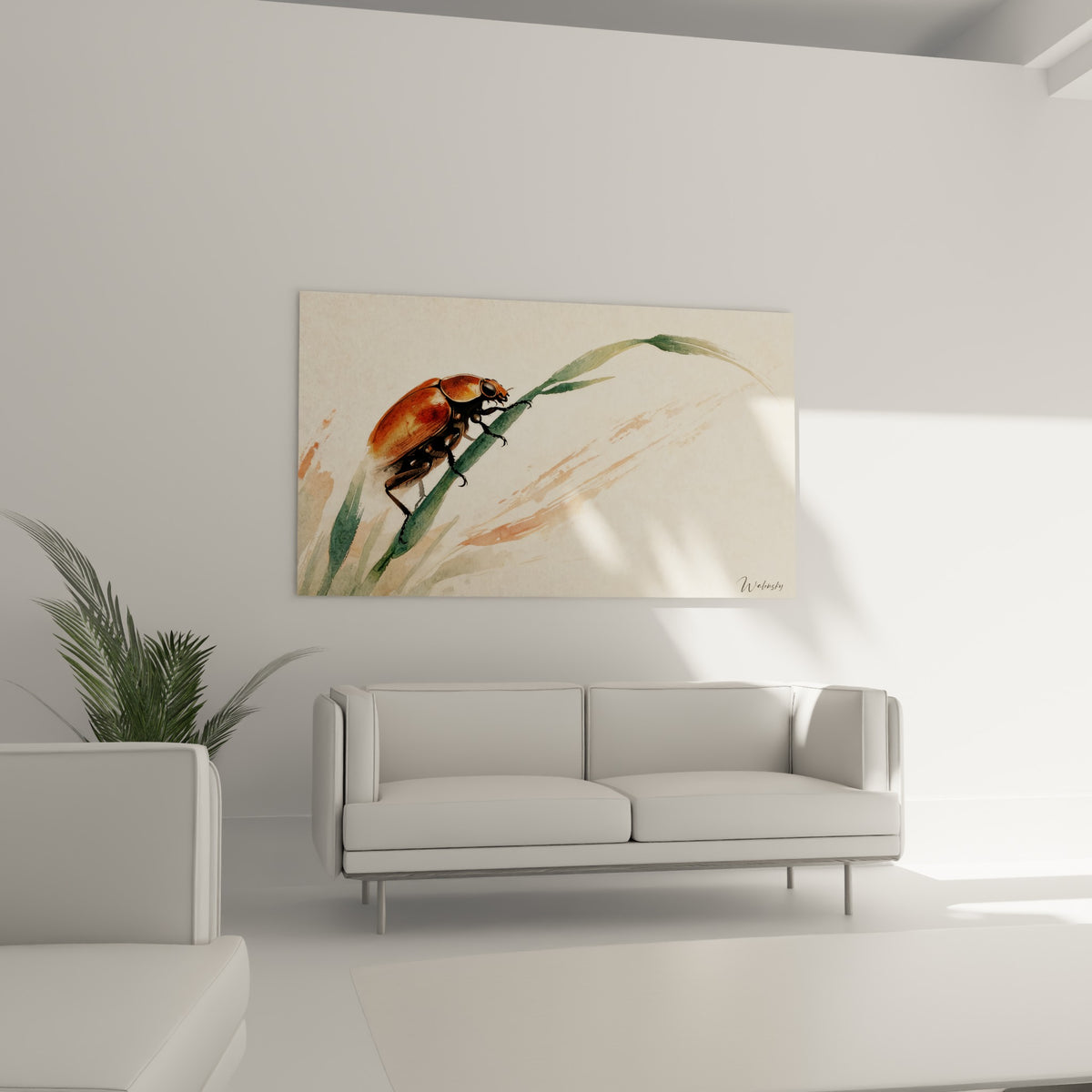 Petit scarabé terracotta et noir sur végétation stylisée, au-dessus d'un canapé dans un salon lumineux