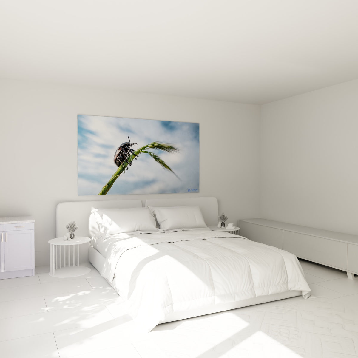 Insecte brun métallique agrippé à une tige verte, ciel bleu vaporeux, au-dessus d'un lit dans une chambre claire