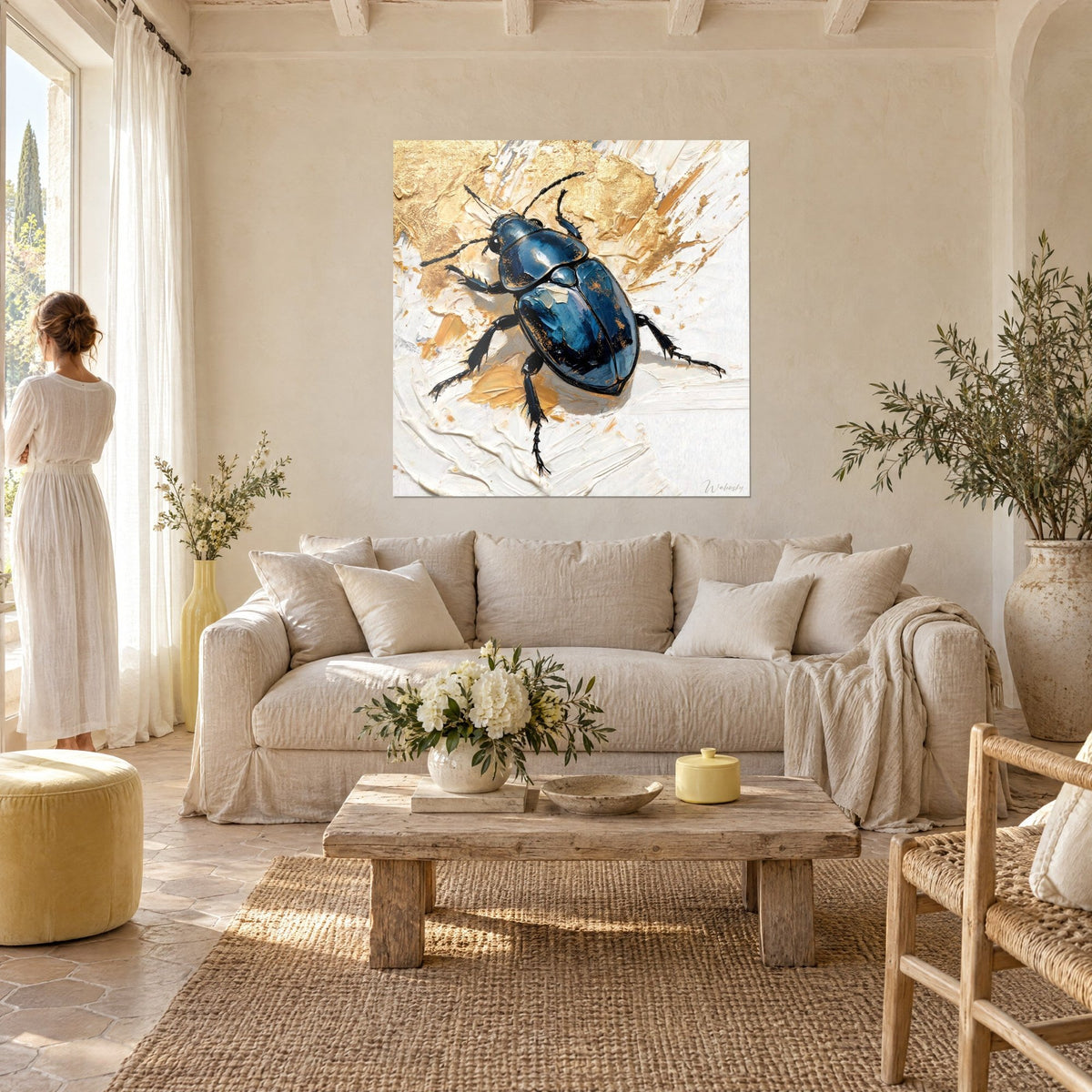 Tableau coléoptère bleu nuit aux élytres luisants, éclats d'or et pâte blanche épaisse, au-dessus d'un canapé dans un salon lumineux
