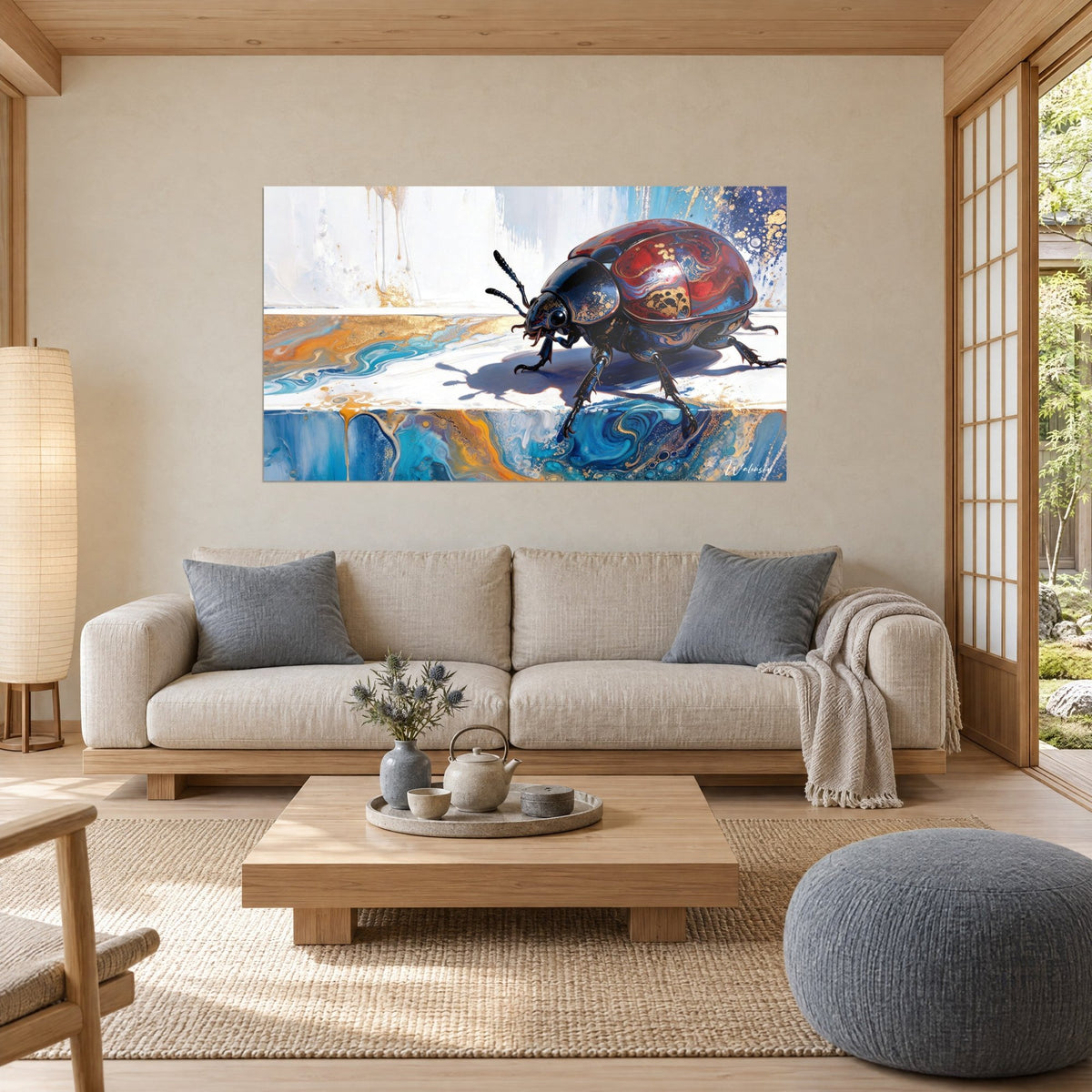 Cuadro escarabajo de caparazón rojo lacado que proyecta una sombra nítida sobre vetas azules y doradas, encima de un sofá en un salón luminoso