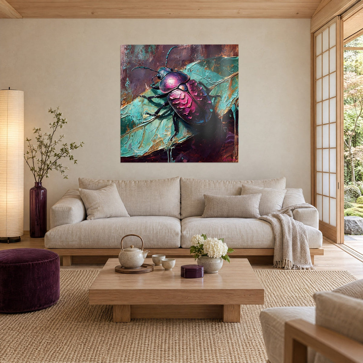 Quadro coleottero rosa magenta dagli élitre lucide su foglia turchese a impasto spesso, sopra un divano in un soggiorno luminoso