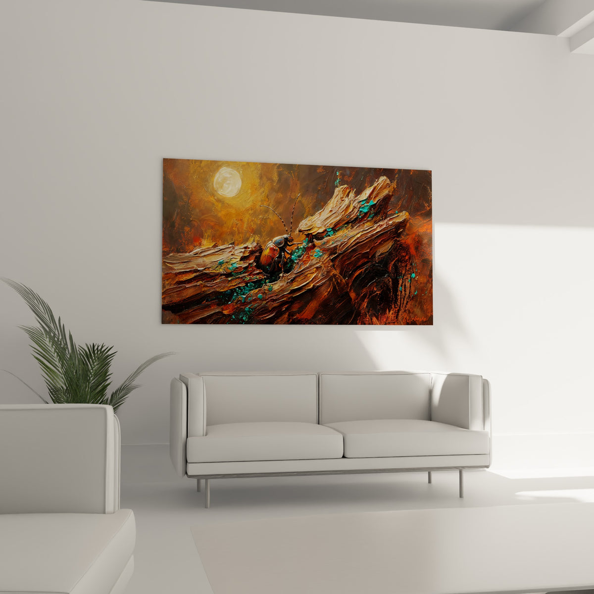 Écorce brune veinée de turquoise portant un scarabé doré, disposée au-dessus d'un canapé dans un salon lumineux