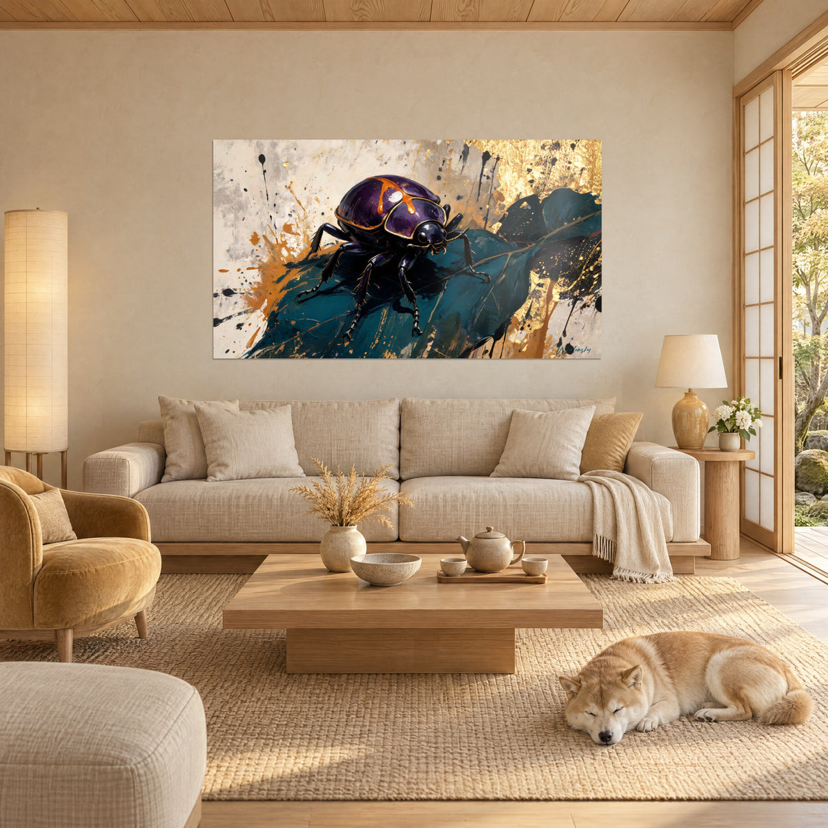 Gemälde Käfer mit violetten, goldgesäumten Flügeldecken auf pfauenblauem Blatt, ockerfarbene Spritzer, schlafender Shiba, über einem Sofa in einem hellen Wohnzimmer