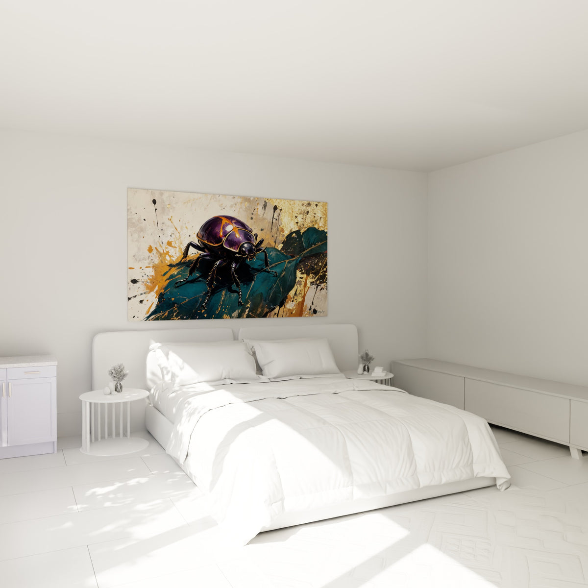 Carapace nacrée violette du Scarabé aux reflets dorés, accrochée au-dessus d'un lit dans une chambre claire