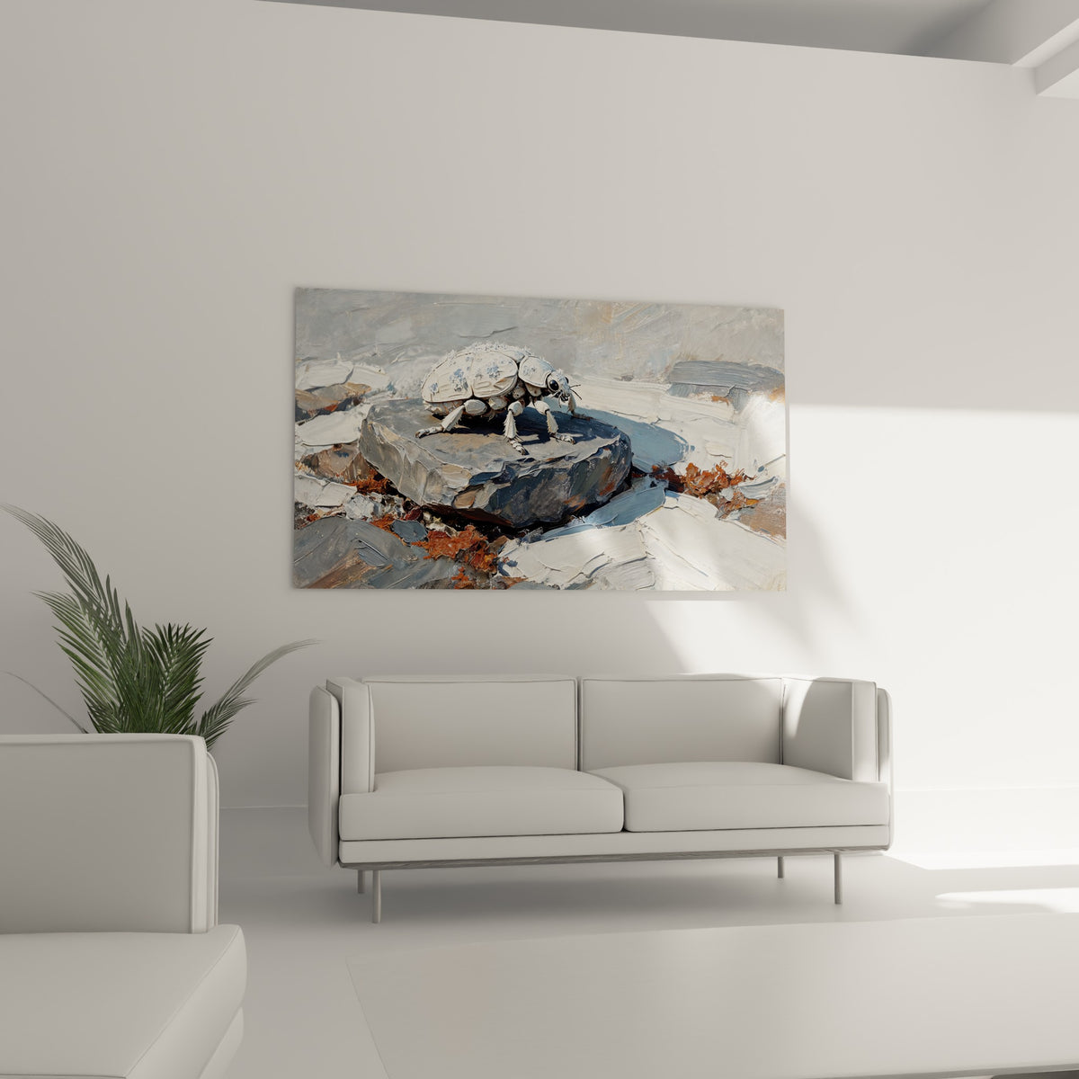 Scarabé doré et blanc sur pierre grise texturée, au-dessus d'un canapé dans un salon lumineux
