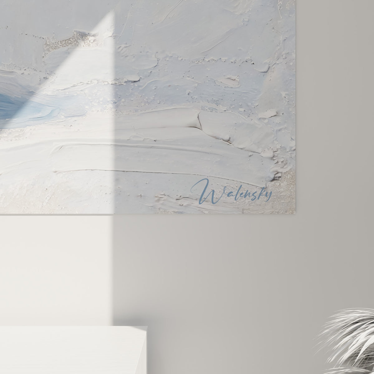Empâtements blancs crème et coulures grises entourent la carapace bleu marine du scarabé peint