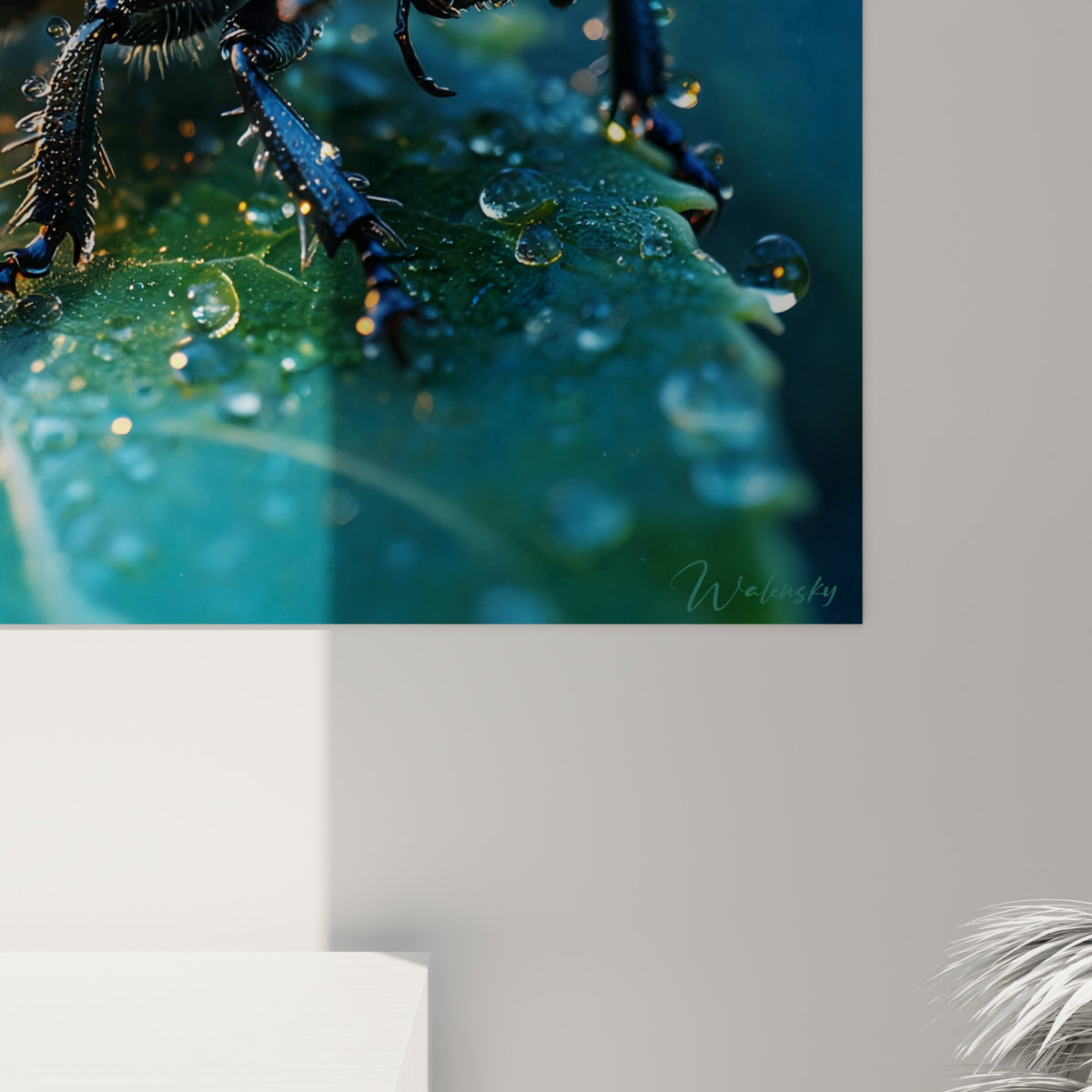 Détail rapproché des gouttes de rosée argentées sur la carapace bleu marine et bronze du scarabé